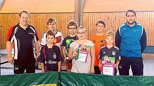 Hier ein Bild aus früheren Tagen von einer Minimeisterschaft des Tischtennisclubs, links ist Vorsitzender Markus Dotter zu sehen, rechts ...