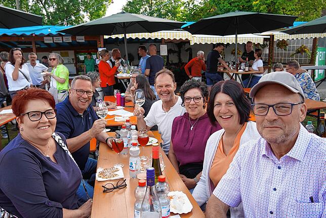 Bild 1: Dritter Tag vom Weinfest in Bermatingen: Auch am Sonntag waren zahlreiche Besucher vor Ort