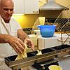 Zweimal pro Woche wird in der Spießmühle frisches Brot und Brötchen gebacken. Das Mehl stammt aus dem Bioland-Anbau. Zum Backen füllt ...