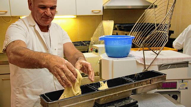 Zweimal pro Woche wird in der Spießmühle frisches Brot und Brötchen gebacken. Das Mehl stammt aus dem Bioland-Anbau. Zum Backen füllt ...