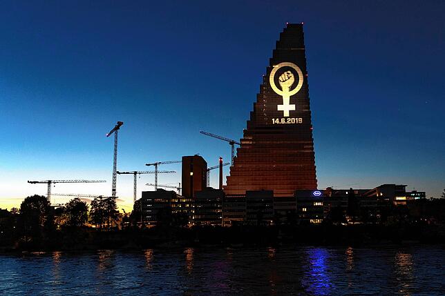 Das Logo des Frauenstreiks wurde am 14. Juni 2019 auf den Roche-Turm in Basel projiziert, dem höchsten Gebäude der Schweiz.