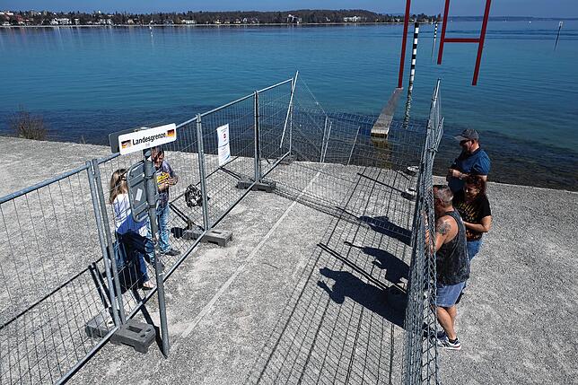 Ein Bild von Anfang April 2020: Menschen treffen sich am Grenzzaun zu Kreuzlingen an der Kunstgrenze auf Klein Venedig in Konstanz.