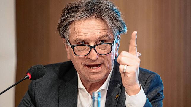Manfred Lucha, Minister für Soziales und Integration in Baden-Württemberg, bei einer Regierungs-Pressekonferenz im Februar.