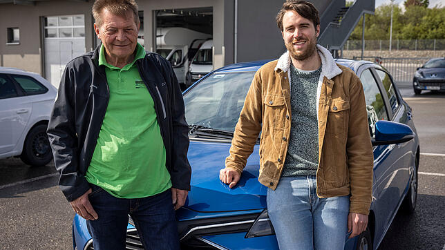 Alfred Haag, Fahrsicherheitstrainer von der Kreisverkehrswacht Konstanz-Hegau, neben SÜDKURIER-Volontär Cian Hartung.