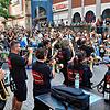 Die Krawazi-Ramblers aus Villingen bringen den Muslenplatz mit ihrer Guggenmusik in Schwung. Trotz hohem Andrang und wenig Platz tanzen ...