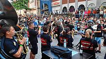 Die Krawazi-Ramblers aus Villingen bringen den Muslenplatz mit ihrer Guggenmusik in Schwung. Trotz hohem Andrang und wenig Platz tanzen ...