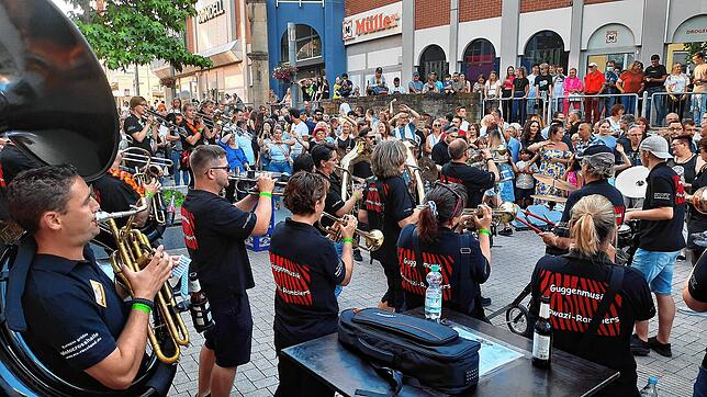 Die Krawazi-Ramblers aus Villingen bringen den Muslenplatz mit ihrer Guggenmusik in Schwung. Trotz hohem Andrang und wenig Platz tanzen ...