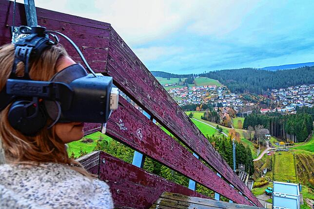 Abgekapselt von der Außenwelt taucht Hanna Mayer in eine Schneelandschaft ein und macht sich bereit zum virtuellen Sprung.