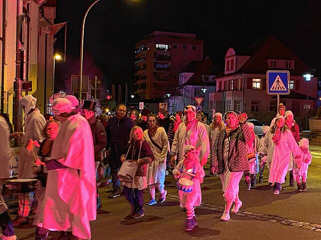 Bild 34: Weiße Narren ziehen durch Stockach: Die schönsten Bilder vom Hemedglonkerumzug und der Verbrennung