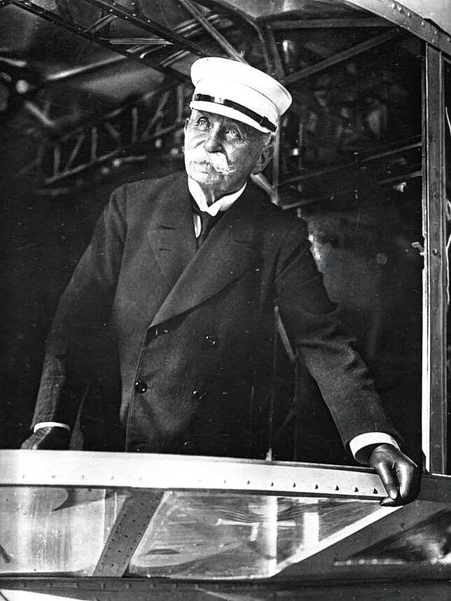 (Archivbild) Das Schwarz-Weiß-Porträt von 1916 zeigt den Luftschiff-Pionier Ferdinand Graf von Zeppelin aus der Zeit seines Erfolgs. Der ...