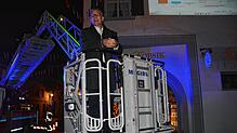 „Völlig losgelöst“ war Bürgermeister Robert Scherer im doppelten Sinne. Die Feuerwehr überraschte ihn mit einer Freifahrt. Erleichtert ...