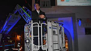 „Völlig losgelöst“ war Bürgermeister Robert Scherer im doppelten Sinne. Die Feuerwehr überraschte ihn mit einer Freifahrt. Erleichtert ...