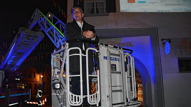 „Völlig losgelöst“ war Bürgermeister Robert Scherer im doppelten Sinne. Die Feuerwehr überraschte ihn mit einer Freifahrt. Erleichtert ...