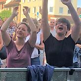 Sie ist seit mehreren Jahren ein großer Seven Fan: Gisela Lämmle-Steinert aus Schlier (rechts). Daher ist sie fühzeitig auf dem ...