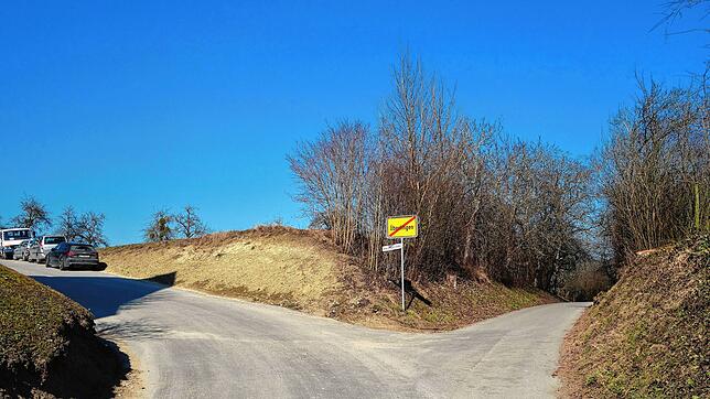 Links geht es zum Neubaugebiet Schättlisberg / Anna-Zentgraf-Straße und rechts zu den Obstanbauflächen im Feigental. Hier irgendwo muss ...