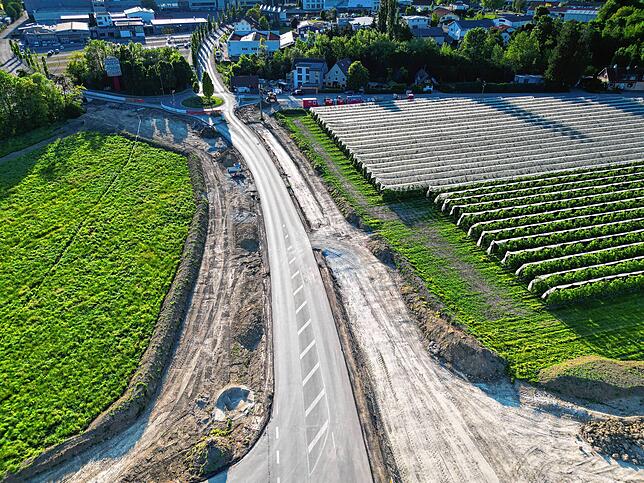 Bild 9: Drohnenflug über Riedheim: So sieht die gesperrte Müllstraße K7742 aus der Vogelperspektive aus