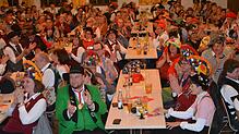 Das rauschende Finale der Markdorfer Narretei: Rund 300 Besucher füllten beim "Dreckkübelgschwätz" am Dienstagabend die Markdorfer ...