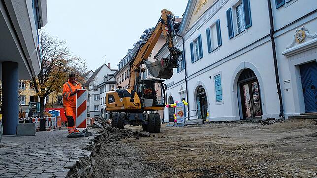 Ab der Ecke Greth/Landungsplatz wird der alte Straßenbelag entfernt und später mit gesägten Pflastersteinen neu gestaltet, um dem Ziel ...