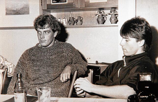 Aufmerksam: SÜDKURIER-Sportredakteur Gerd Welte (links) mit dem heutigen Ex-Bundestrainer Joachim Löw bei einem Termin Mitte der ...