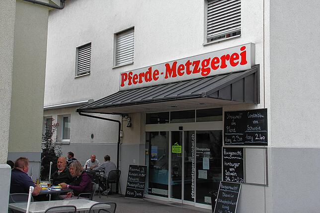 Kunden werden im Gasthaus „Eintracht“ (links) ausgiebig bewirtet. Wenn es innen voll ist, sitzen Stammgäste einfach in den ...