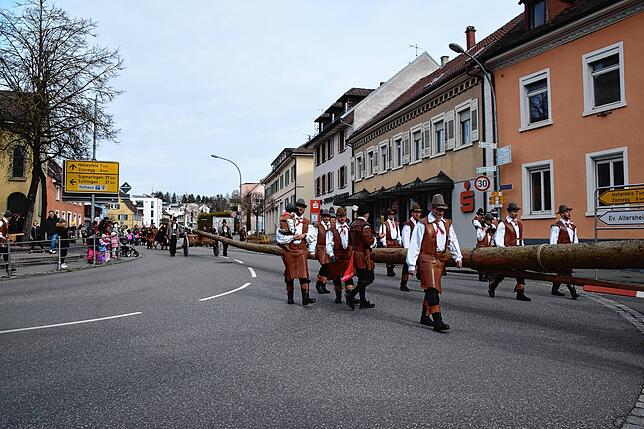 Bild 31: Bilder vom Narrenbaum-Umzug in Stockach mit Schaulustigen