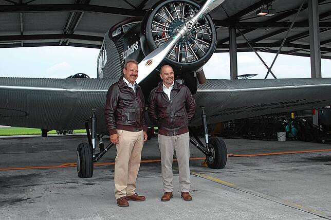 Dieter Morszeck (links) mit Testpilot Oliver Bachmann vor der ersten Replika der Junkers F 13 in Dübendorf.