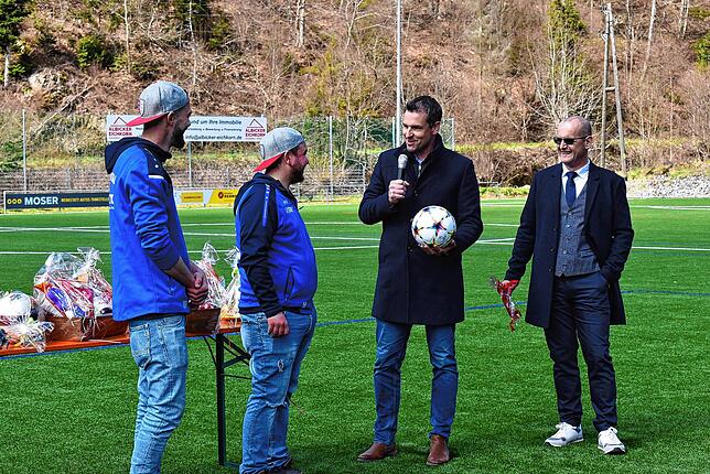 Bürgermeister Tobias Gantert und Ortsvorsteher Klaus Müller blickten auf die Entscheidungsphase bei Gemeinde und Behörden zurück und ...