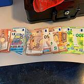 Beschlagnahmt hat die Polizei bei den Tatverdächigen auch dieses Bargeld.