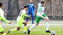Drei Spiele, drei Tore &ndash; für einen defensiven Mittelfeldspieler hat Aaron Mößner (rechts) vom Verbandsligisten DJK Donaueschingen ...