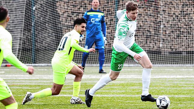 Drei Spiele, drei Tore &ndash; für einen defensiven Mittelfeldspieler hat Aaron Mößner (rechts) vom Verbandsligisten DJK Donaueschingen ...
