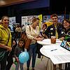 Bei den „Elchen“: Christine Leiss (von links), Salina und Jeanette Ebner informieren sich in der Stadthalle über die Angebote des ...