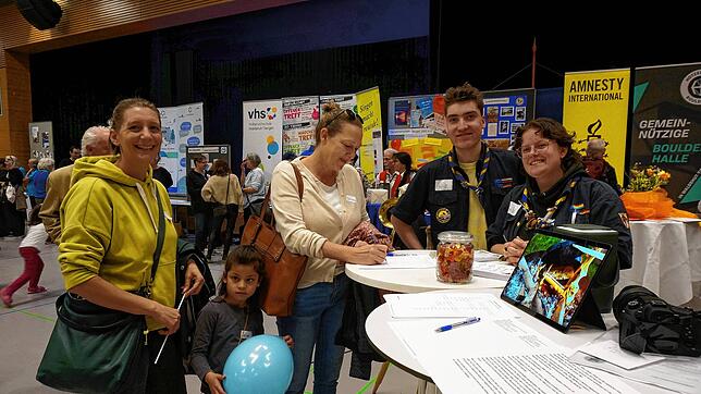 Bei den „Elchen“: Christine Leiss (von links), Salina und Jeanette Ebner informieren sich in der Stadthalle über die Angebote des ...