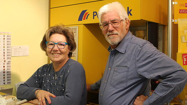 Monika und Erich Zirlewagen gehen Ende März in den Ruhestand. Ihr Post-Laden in der Gumppstraße wird schließen.