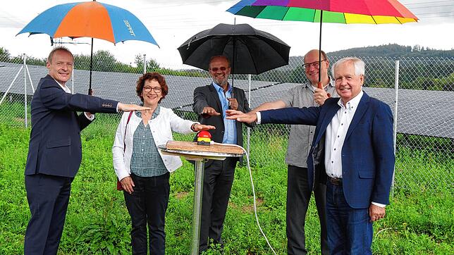Der rote Knopf ist gedrückt (von links): Stadtwerke-Geschäftsführer Jürgen Fürst, Landtagsabgeordnete Dorothea Wehinger, Bürgermeister ...