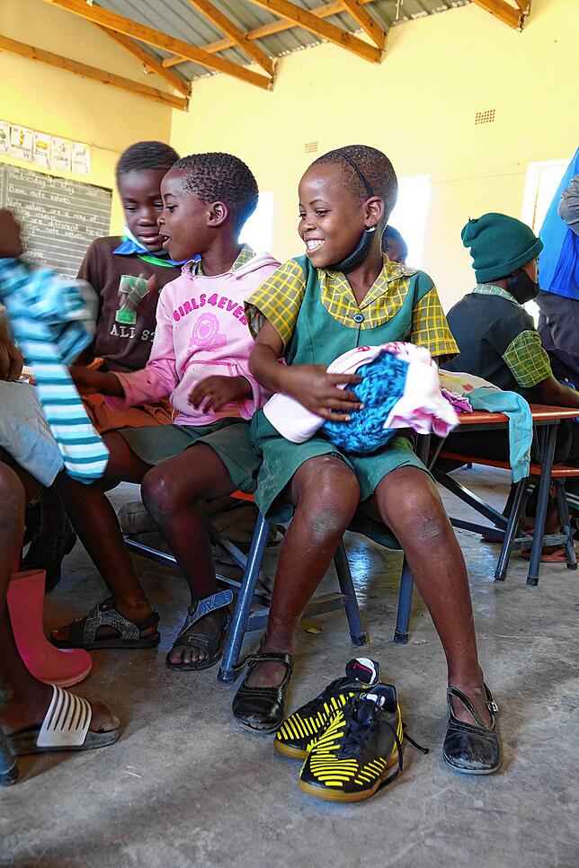 Die Schüler erhalten Kleiderspenden.