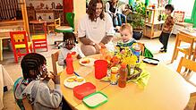Gute Betreuung für die Jüngsten ist ein wichtiger Faktor, aber kein einfaches Thema: In vielen Kindergärten, auch in der ...