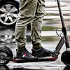 (Symbolbild) Ein Mann fährt auf einem E-Scooter. Bei der Benutzung gelten dieselben Promilleregeln wie beim Autofahren.