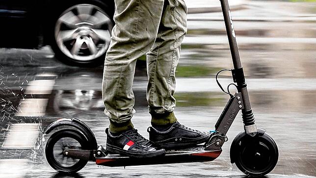 (Symbolbild) Ein Mann fährt auf einem E-Scooter. Bei der Benutzung gelten dieselben Promilleregeln wie beim Autofahren.