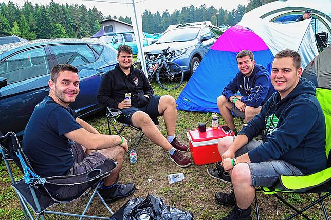 Diese Jungs wohnen zwar um die Ecke. Vernünftigerweise lassen sie das Auto für den Metalacker aber stehen und leben wildes Festivalleben.