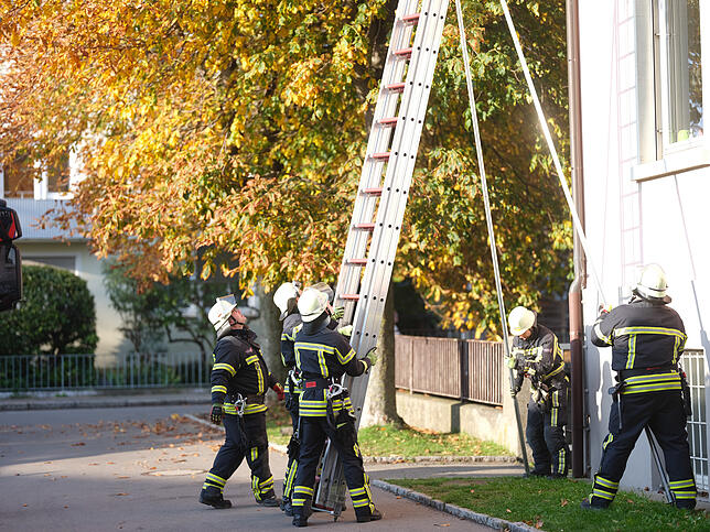 Die Schiebeleiter erfordert mehrere Feuerwehrleute beim Aufstellen.