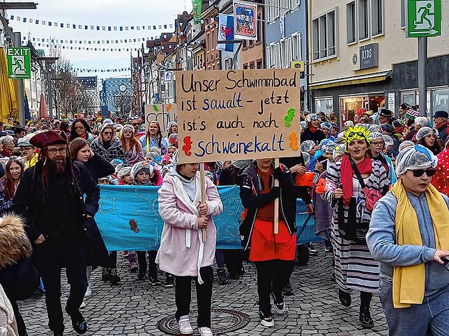 Unser Hallenbad ist uralt – jetzt ist es auch noch schweinekalt: das Motto der Villinger Bickebergschule.