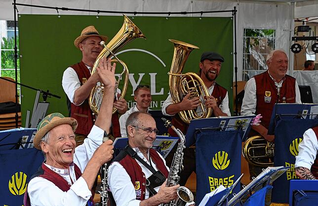 Die Brass Band spielt bei der Festeröffnung.