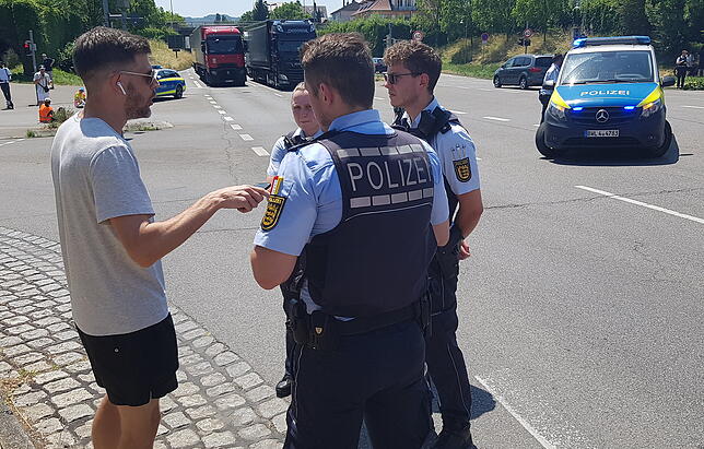 Oliver Donat aus Tägerwilen diskutiert mit Polizisten. Er war sauer auf die Klimakleber.