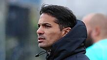 Ali Günes, der Trainer des Tabellenführers Türk. SV Singen, freut sich über das 1:0 über Denkingen, über den zehnten Sieg in Folge.