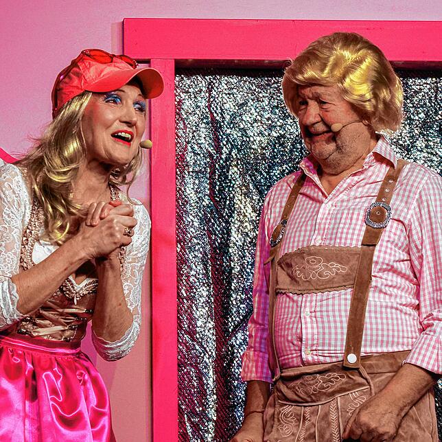 (Archivbild) Ein Traum in pink: Barbie (Claudia Zähringer) trifft Ken (Norbert Heizmann) beim Narrenspiel der Narrengesellschaften ...