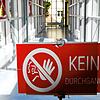 Im Suso-Verbindungsgang ist es zu eng für einen Mindestabstand von 1,50 Metern im Gegenverkehr. Daher hat die Schule eine Einbahnstraße ...