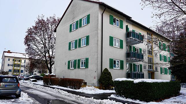 Reif für den Abriss? Eigentümer der Mehrfamilienhäuser im Areal Ekkehardstraße, hier der Blick von der Hebelstraße, ist die ...