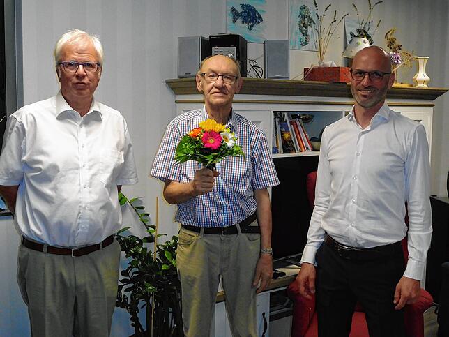 Der Vorsitzende Reinhold Engesser (links) und Geschäftsführer Markus Leichenauer verabschieden Willi Klement als Schriftführer.