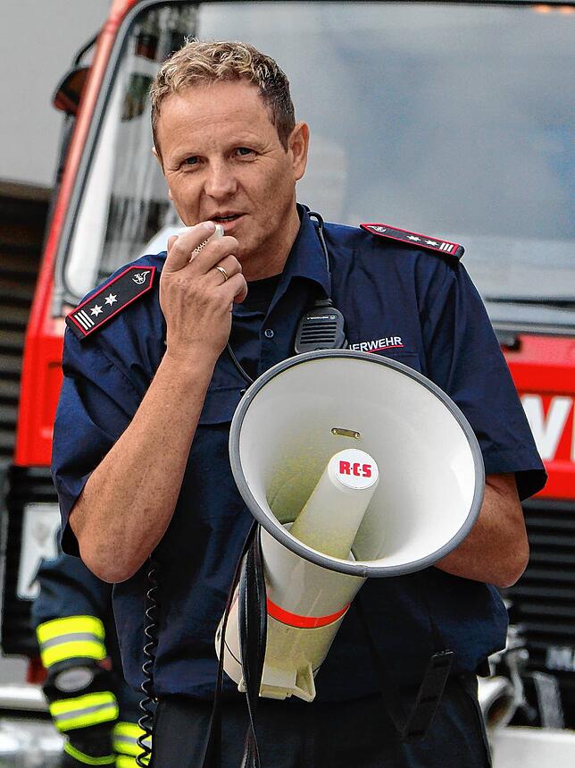 Mit Megafonen sollen Feuerwehrleute die Bevölkerung warnen. Das Symbolbild zeigt Gerd Wimmer, Gesamt-Kommandant der Donaueschinger ...