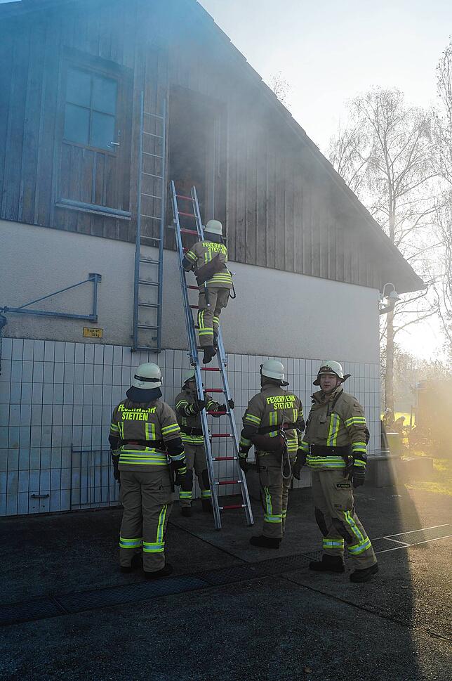Durch dichten Rauch retten die Wehrleute zwei Menschen aus dem Obergeschoss.